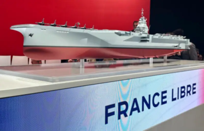 Emmanuel Macron baptise le futur porte-avions "France Libre" et crée une polémique grammaticale