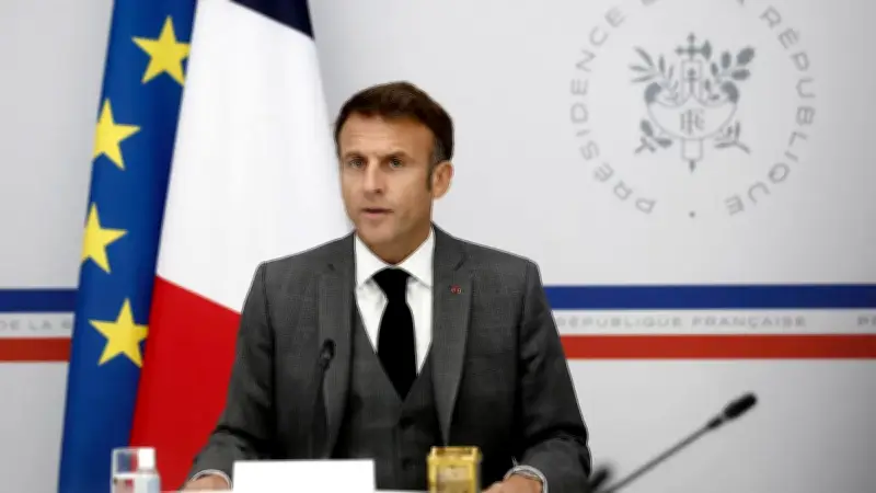 Emmanuel Macron dénonce un manuel Hachette sur l'attaque du 7 octobre