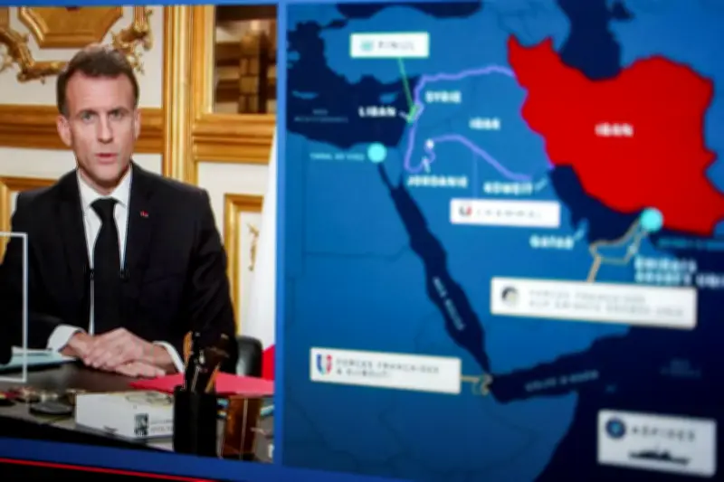 Emmanuel Macron tente de reconquérir l'opinion par la politique étrangère