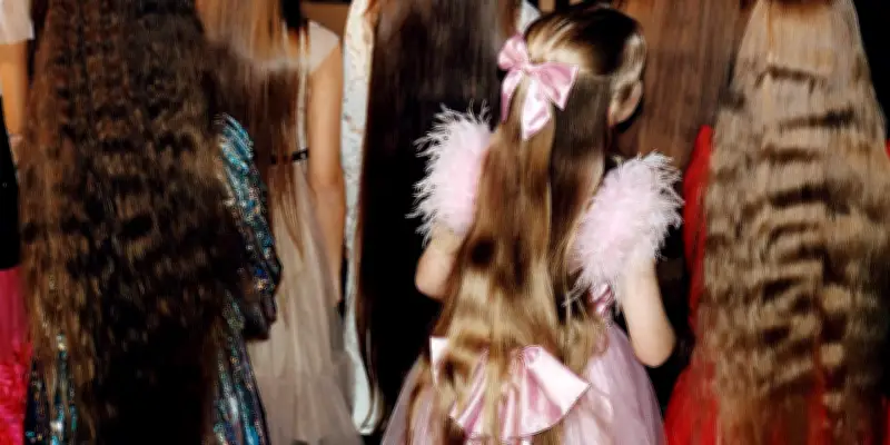 En Lituanie, Francesca Allen célèbre la beauté des cheveux longs dans un projet photographique