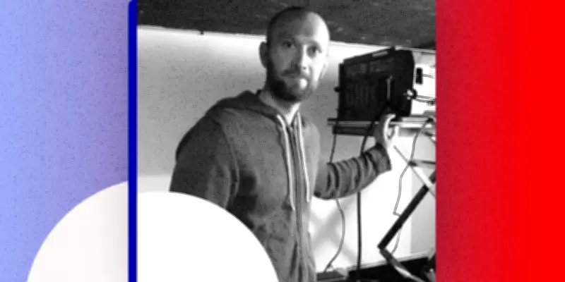 Eric Aubert, projectionniste itinérant, fait vivre le cinéma dans les villages de Centre-Val de Loire