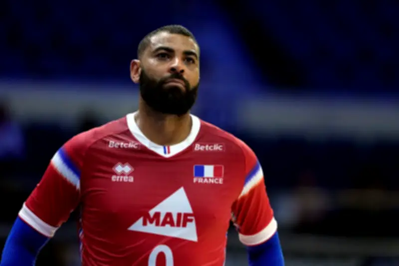 Ervin Ngapeth, double champion olympique, tracte pour les écologistes à Poitiers