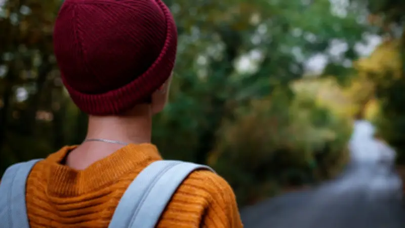 Exclue pour un bonnet médical, Mélina dénonce l'injustice de son lycée en Ardèche