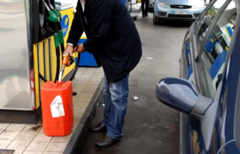 Explosion des prix du carburant : les restrictions légales face aux réserves des automobilistes