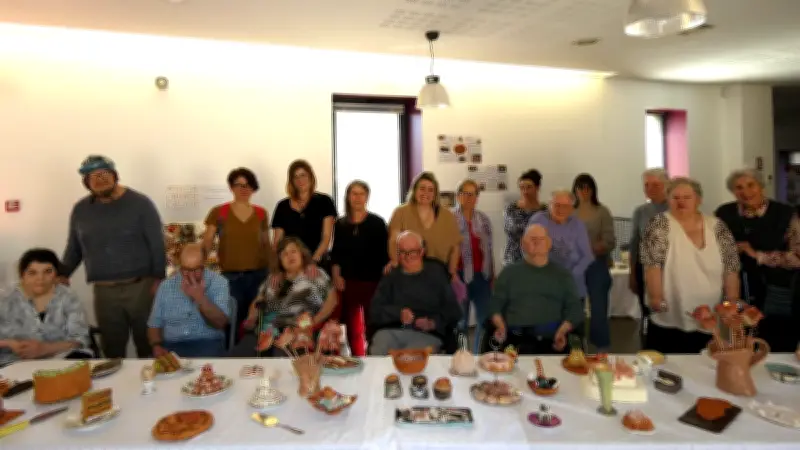 Exposition 'Tous à table' : solidarité et art poterie à la médiathèque de Calvisson