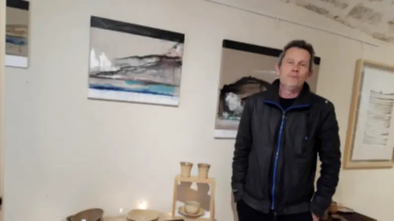 Exposition 'Traversées' à Uzès : un voyage artistique en peinture et céramique