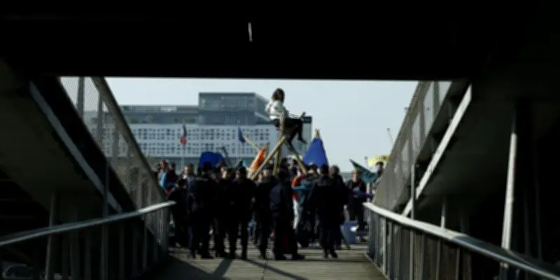 Extinction Rebellion évacué de la passerelle Simone-de-Beauvoir à Paris avant le second tour
