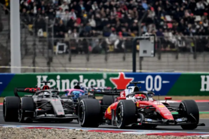 F1 2026 : Verstappen et Hamilton s'affrontent sur les moteurs 50% électriques