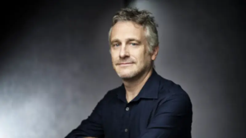 Fabrice Colin explore le temps et l'absence dans son nouveau roman vertigineux