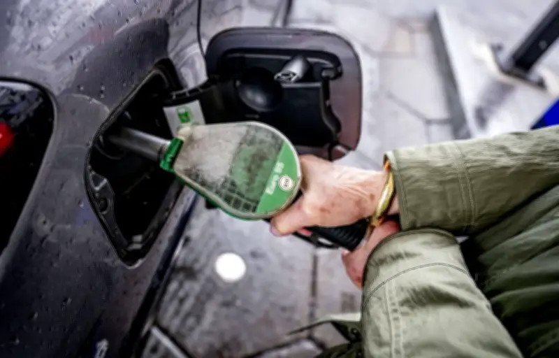 Faire le plein après le clic : une fausse économie dangereuse et polluante