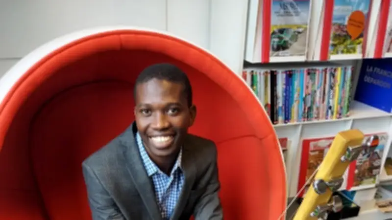 Falmarès, poète et ambassadeur de la paix, anime des ateliers d'écriture à Blauzac