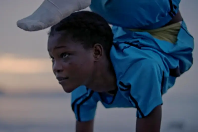 « Fantastique » : un documentaire poignant sur une jeune contorsionniste guinéenne