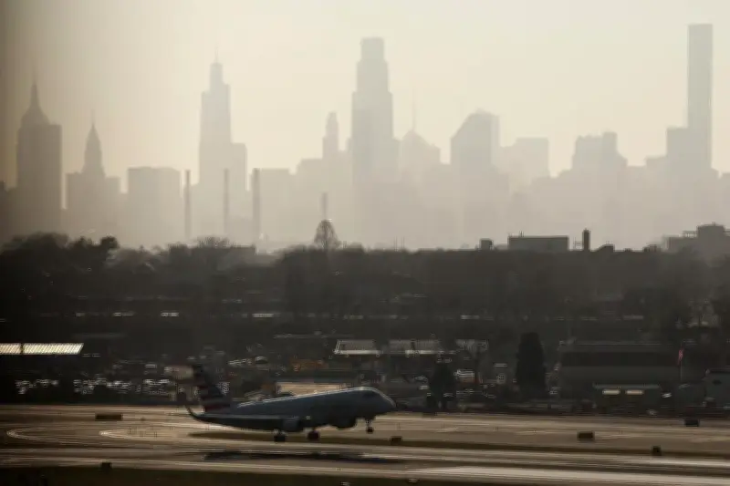 Fermeture de l'aéroport de LaGuardia à New York suite à un incident sur piste