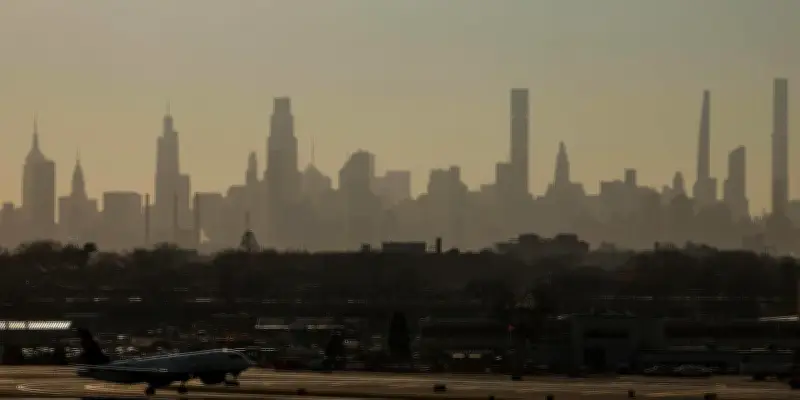 Fermeture de l'aéroport LaGuardia à New York après un incident avion-véhicule