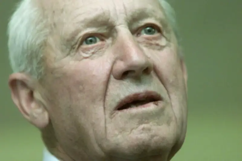 Fernand Peyronnet, un Juste parmi les Nations, reçoit la médaille pour ses actes de bravoure