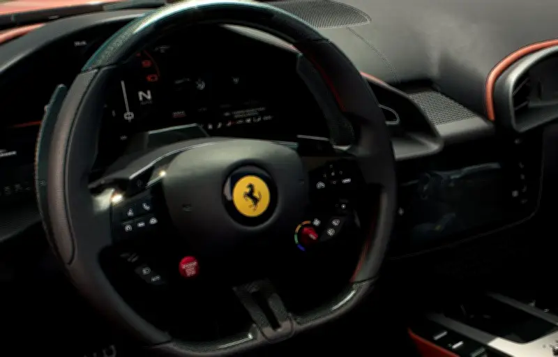 Ferrari reconnaît : les commandes tactiles sont adoptées pour réduire les coûts de 50%