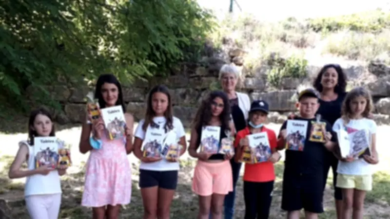 Fin de l'année scolaire à Saint-Germain-du-Teil : la municipalité offre des clés USB aux futurs collégiens