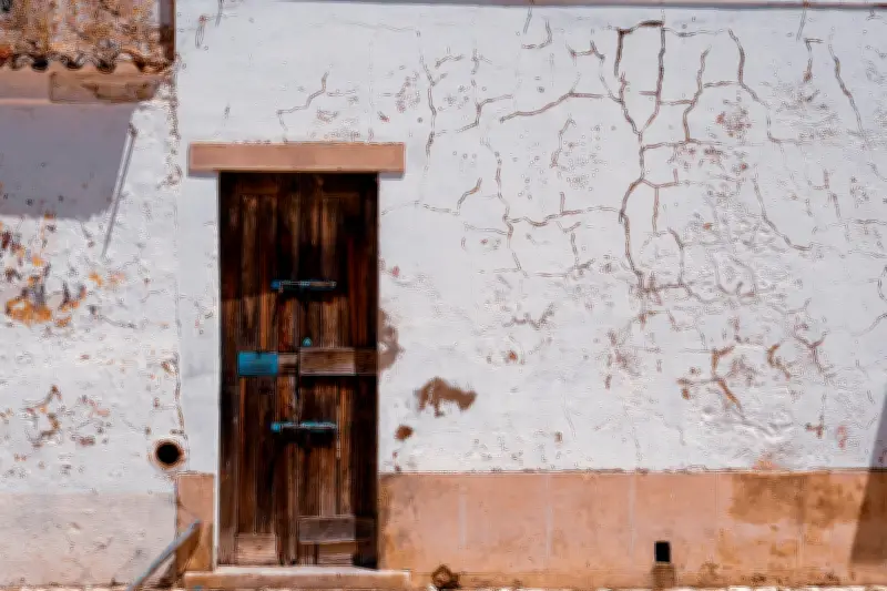 Fissures dans les murs : comment distinguer un défaut esthétique d'un danger structurel