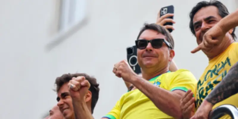 Flavio Bolsonaro tente de rassembler la droite brésilienne pour la présidentielle