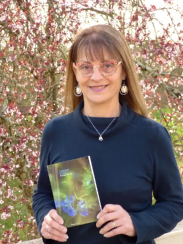 Florence Levain publie « Caresse bleue », un recueil poétique sans ponctuation