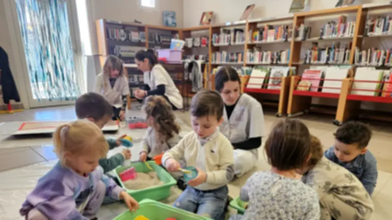 Florensac : les enfants voyagent en Égypte antique grâce à des ateliers sensoriels