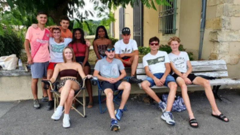 À Foissac, la jeunesse se retrouve à l'ombre pour papoter et partager des moments de complicité