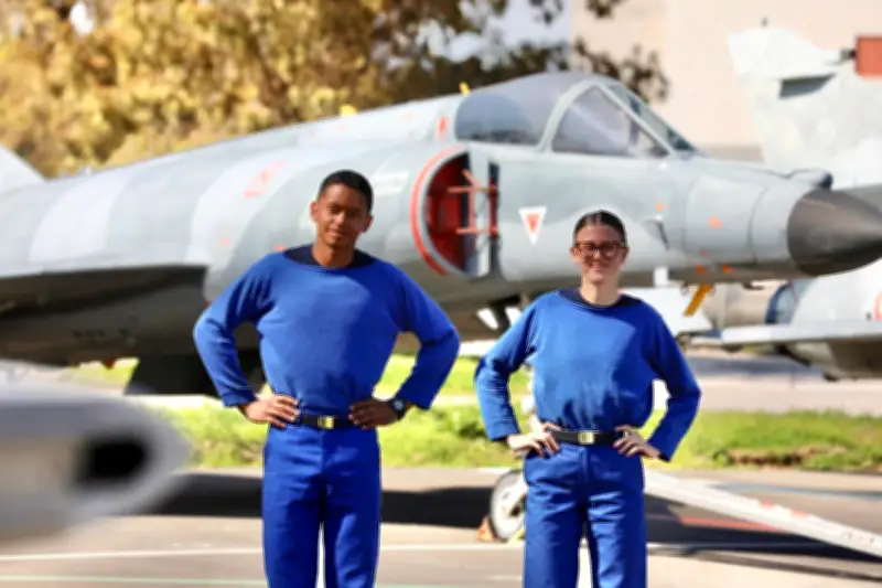 Formation des futurs personnels de pont d'envol à la base navale de Hyères