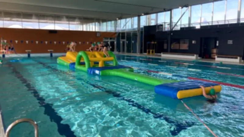 Formation innovante à Mourenx : deux stagiaires MNS lancent des animations aquatiques