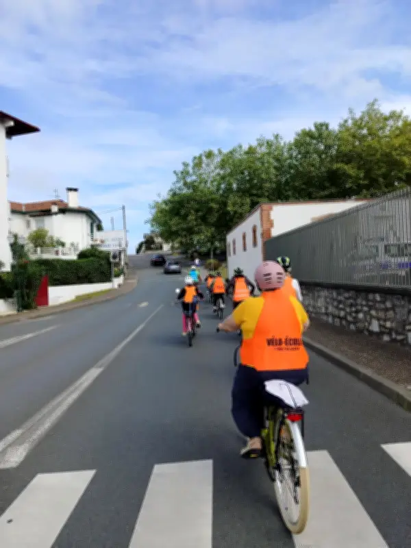 Formation VAE à Hendaye : Recycl'Arte alerte sur les risques et apprend à bien utiliser son vélo électrique