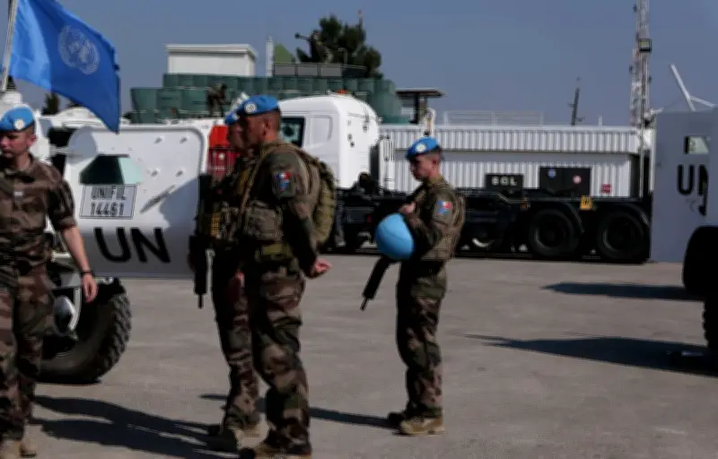 France en colère après la mort de Casques bleus, Céline Dion de retour, Macron au Japon