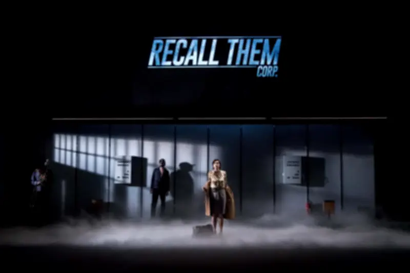 France Fantôme : la science-fiction interroge mémoire et technologie au théâtre