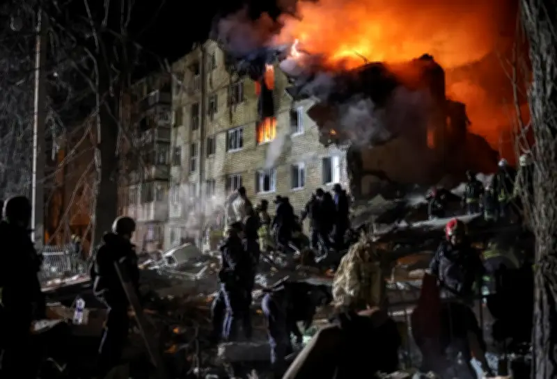 Frappes russes nocturnes en Ukraine : au moins 12 morts, immeuble détruit à Kharkiv