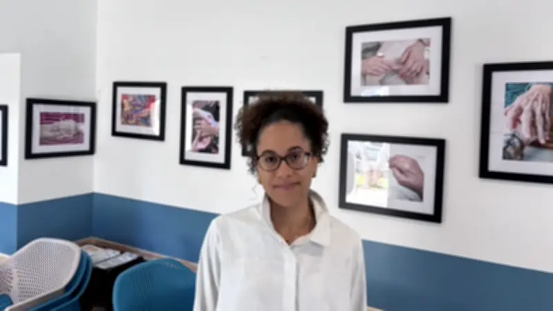 Frontignan : une exposition photo célèbre le langage des mains à Génération MDR