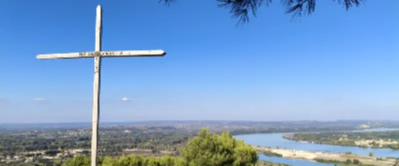 Gard : Les deux croix en bois installées illégalement entre Beaucaire et Comps ont été sciées