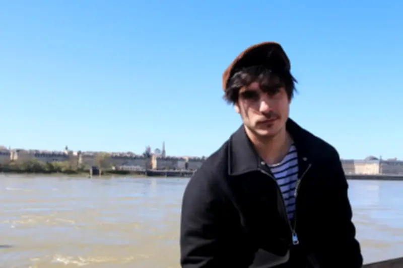 Gauvain Sers : le retour du chanteur engagé avec « Boulevard de l’enfance »