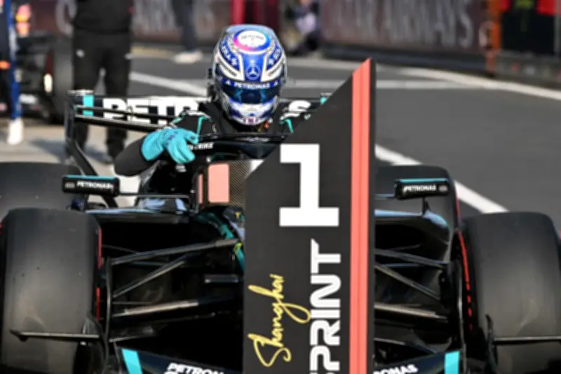 George Russell domine en Chine : pole position pour le sprint après sa victoire en Australie