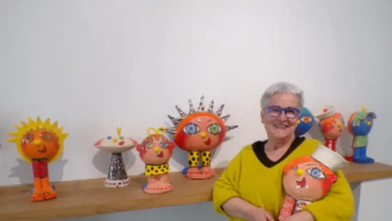 Goro illumine la Villa Parry avec ses œuvres colorées et ses totos vibrants