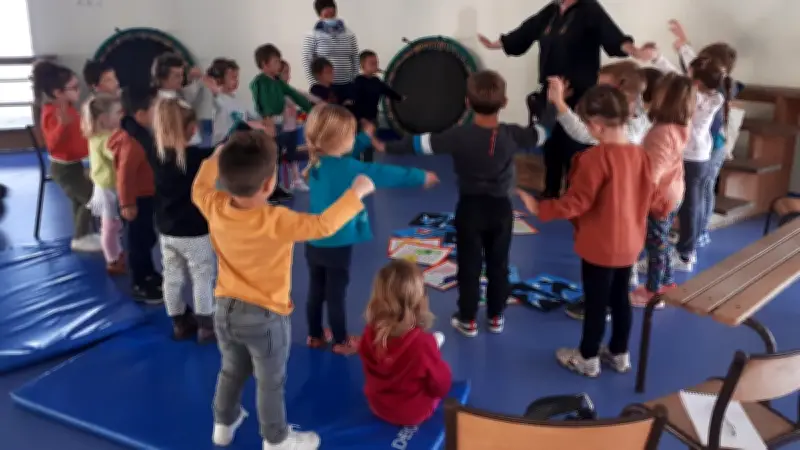 Goupil Connexion initie des enfants à la vie des oiseaux dans une école de l'Hérault