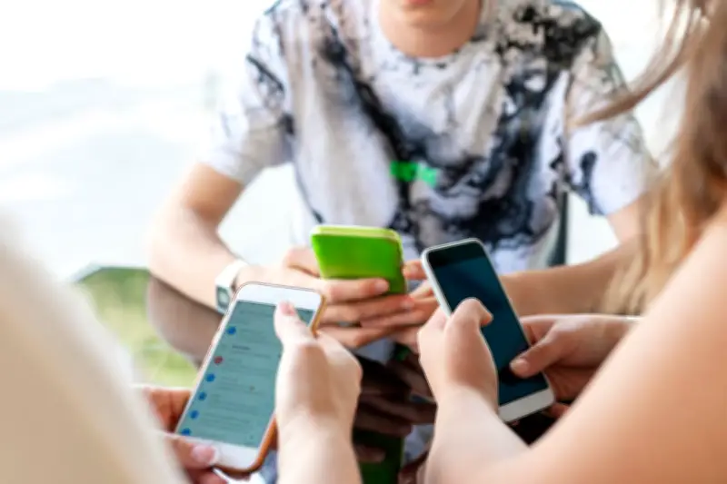 Grèce : un projet de loi vise à interdire les réseaux sociaux aux moins de 15 ans