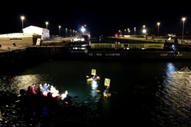 Greenpeace bloque un cargo russe à Dunkerque pour dénoncer le commerce d'uranium