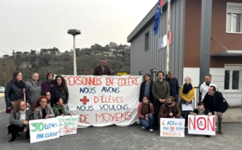 Grève des enseignants au collège Damira-Asperti contre la suppression d'une classe