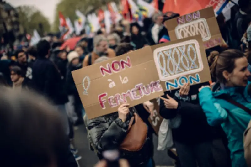 Grève des enseignants, perquisitions à Paris, Macron au Japon : l'actualité du 31 mars