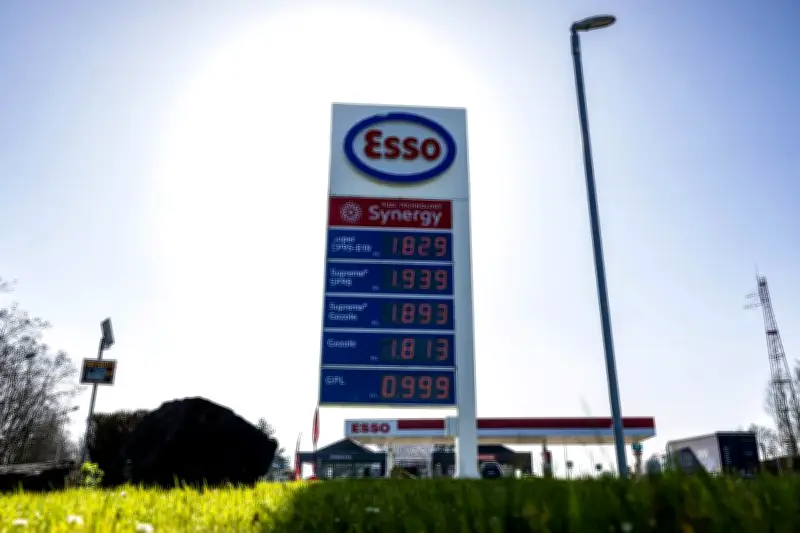 Guerre au Moyen-Orient : les prix à la pompe s'emballent et le débat politique aussi