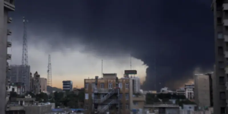 Guerre au Moyen-Orient : Téhéran paralysée après des frappes sur ses dépôts pétroliers