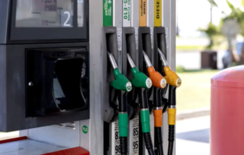 Guerre en Iran : les prix de l'essence s'envolent en France, jusqu'à 2 euros le litre