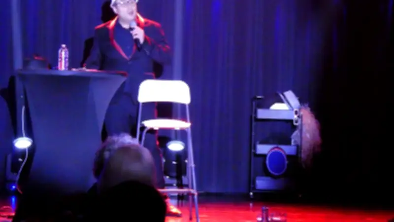 Guillaume Ibot enflamme Aubais avec son spectacle 'L'importuniste'