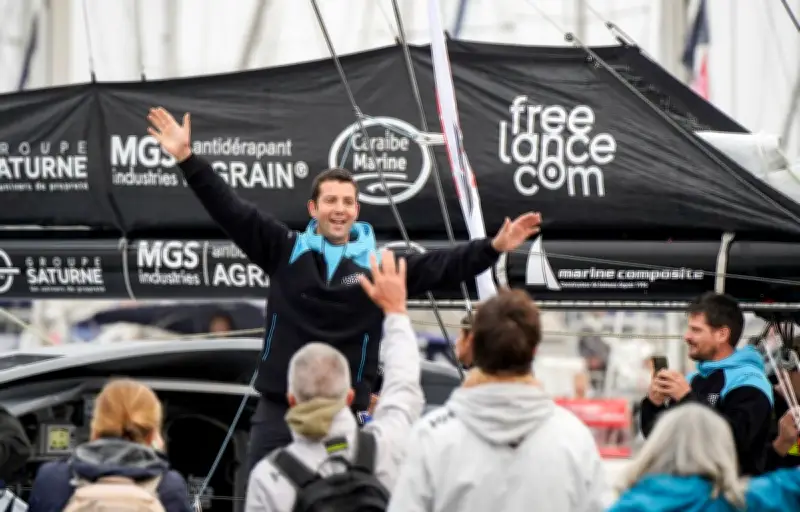 Guirec Soudée bat le record du tour du monde à l'envers en 94 jours