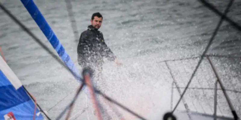 Guirec Soudée boucle un tour du monde à l'envers en solitaire sur multicoque