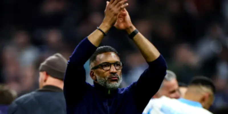 Habib Beye exulte après la victoire épique de l'OM contre Lyon au Vélodrome