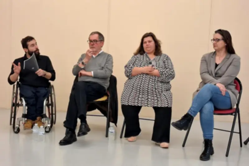 Handicap à l'école : parents et élus dénoncent le manque de moyens et de formation